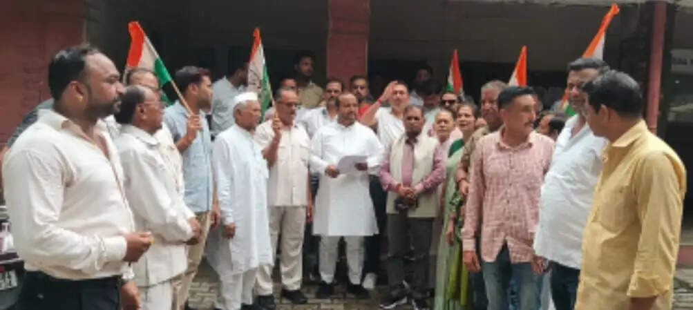 हरिद्वार में डॉक्टरों के तबादलों के विरोध में कांग्रेस का प्रदर्शन