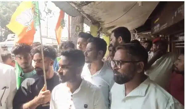 सिंडिकेट और अवैध उगाही के आरोप को लेकर भाजपा का प्रदर्शन
