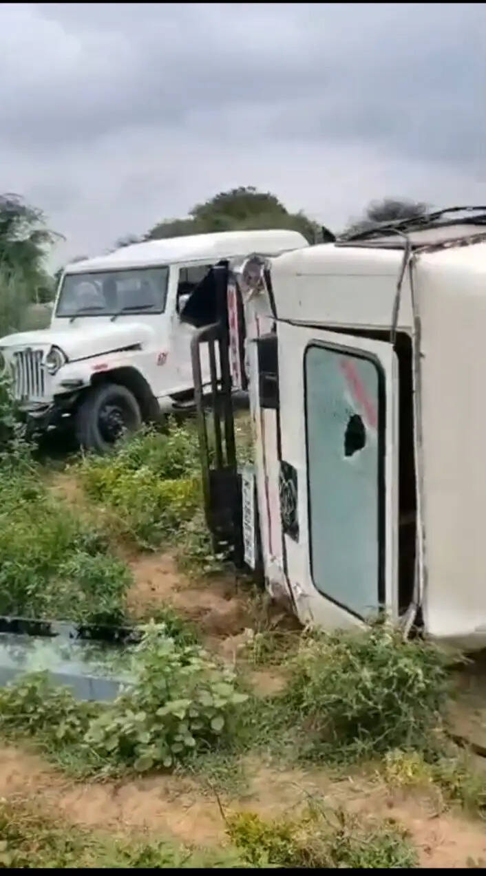 निजी स्कूल बस की दूसरे वाहन से टक्कर, एक दर्जन बच्चे घायल