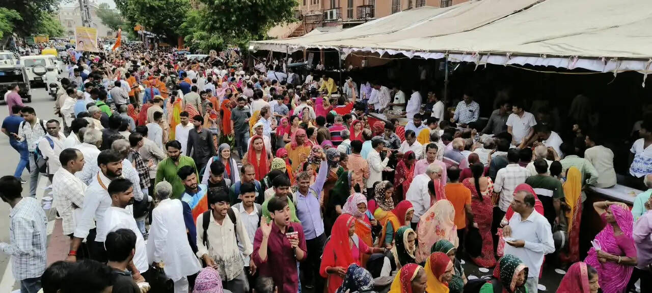 भक्ति के रंग में रंगा जयपुर: केसरिया ध्वज के साथ डिग्गी की राह पर निकले हजारों भक्त