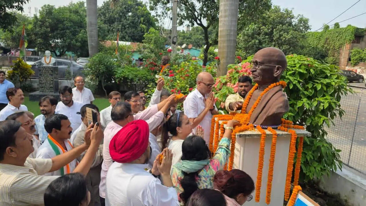 गांधी, शास्त्री एवम प्रजापति मिश्र को उनकी जयंती पर कांग्रेस कार्यकर्ताओं ने किया नमन