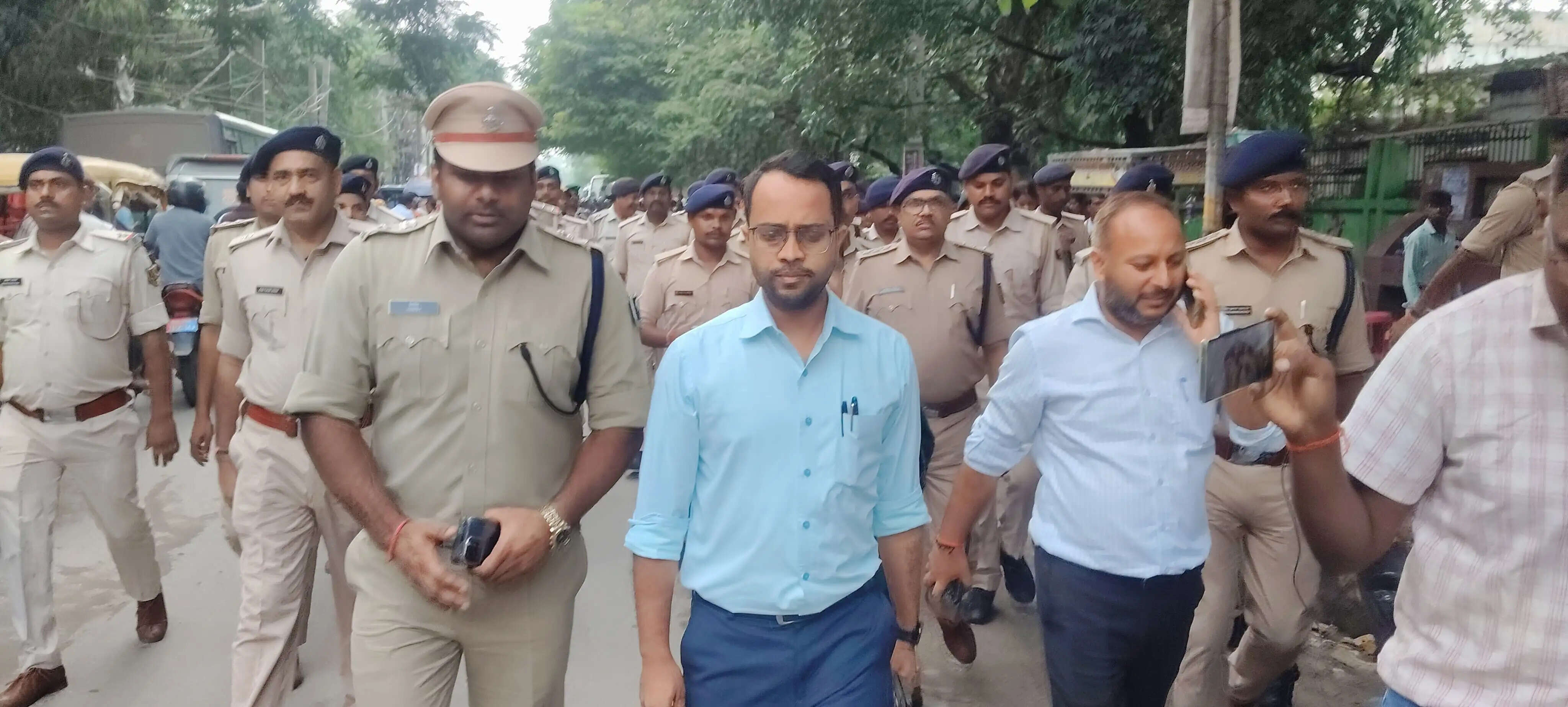 सारण में प्रस्तावित विरोध-प्रदर्शन को लेकर जिलाधिकारी और वरीय पुलिस अधीक्षक के नेतृत्व में निकला फ्लैग मार्च