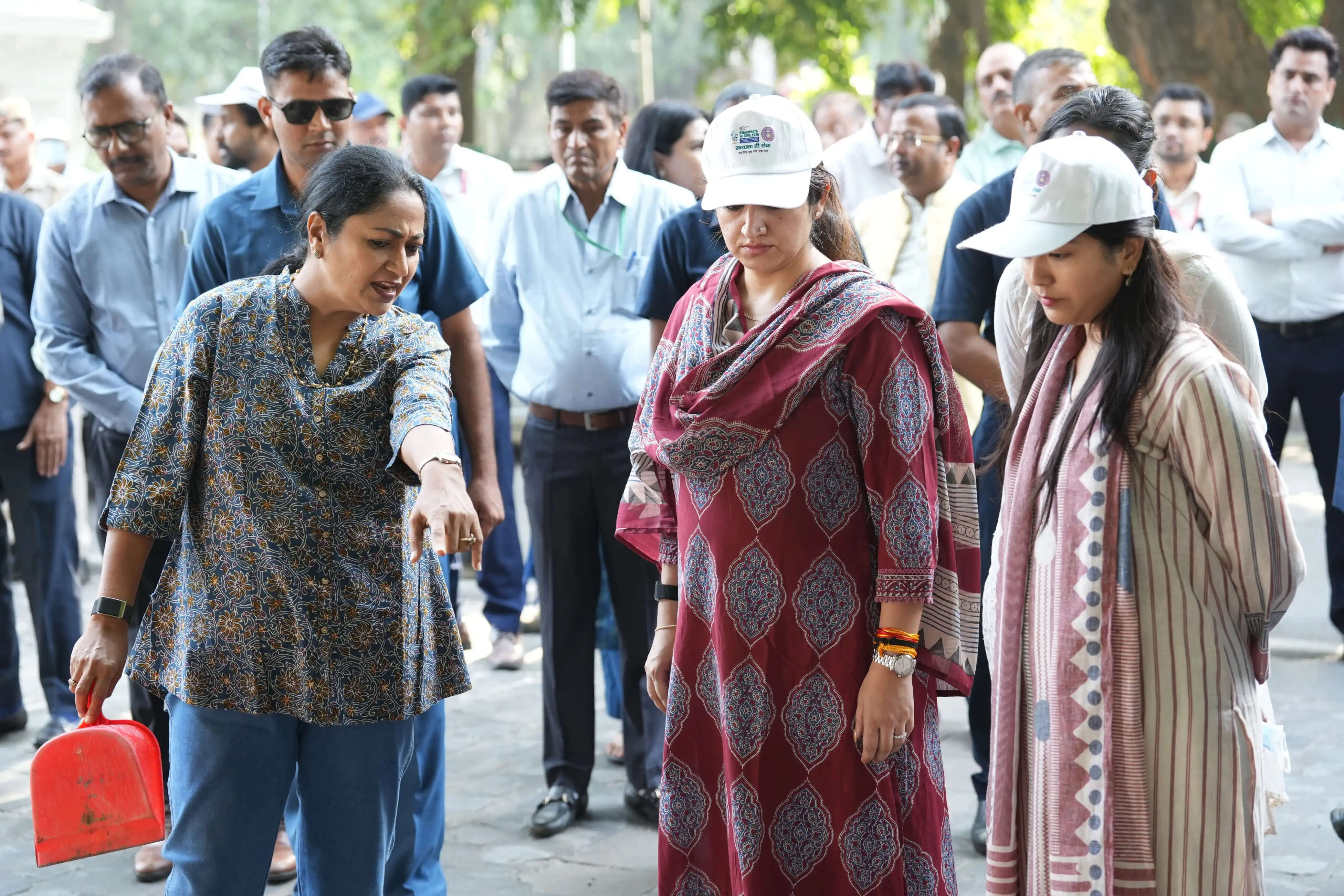 (अपडेट) कमला नेहरू रिज में मुख्यमंत्री रेखा गुप्ता ने किया श्रमदान, स्वच्छता अभियान में लिया हिस्सा