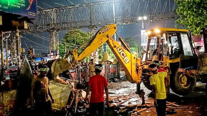 पार्क सर्कस स्टेशन क्षेत्र में रेलवे भूमि पर बनी अवैध दुकानों को किया ध्वस्त
