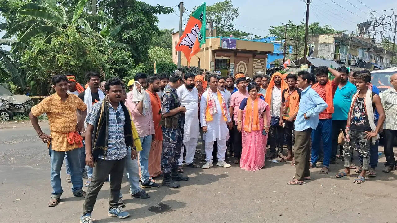 गोघाट में भाजपा रैली पर हमले के आरोप के बाद थाने के सामने प्रदर्शन, राजनीतिक तनाव बढ़ा