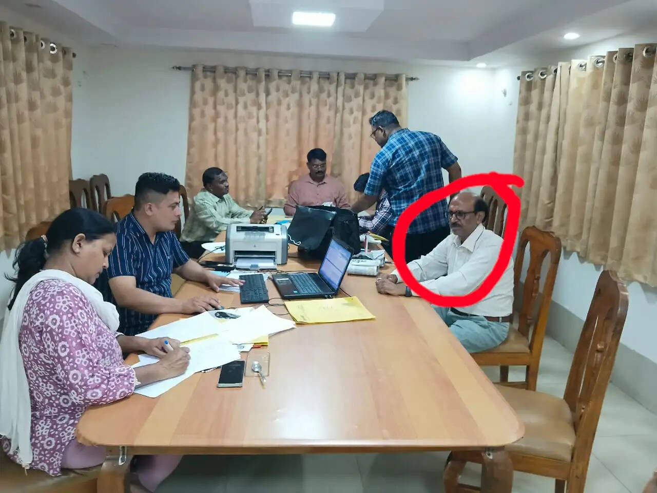 जबलपुर : लोकायुक्त की बड़ी कार्रवाई, कलेक्टर कार्यालय का रीडर 20 हजार रुपये की रिश्वत लेते रंगे हाथ गिरफ्तार