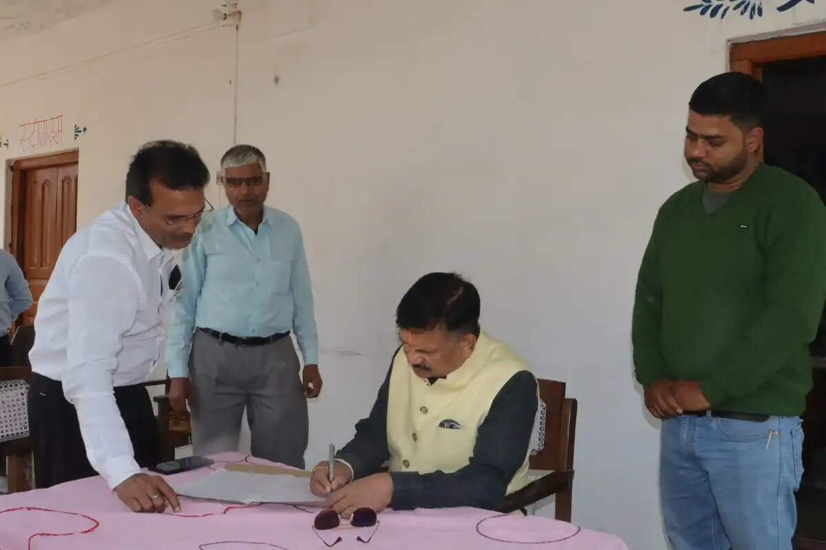 जौनपुर जिलाधिकारी ने परीक्षा केंद्र का किया औचक निरीक्षण