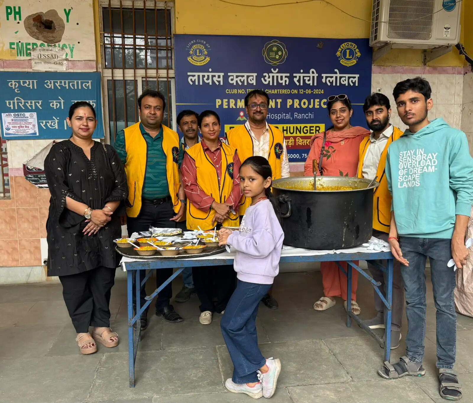 सदर अस्पताल में जरूरतमंद लोगों के बीच खिचड़ी का वितरण