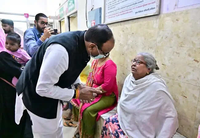 (अपडेट) मास्क लगाकर चिनहट सीएचसी पहुंचे उपमुख्यमंत्री ब्रजेश पाठक, गंदगी देख भड़के