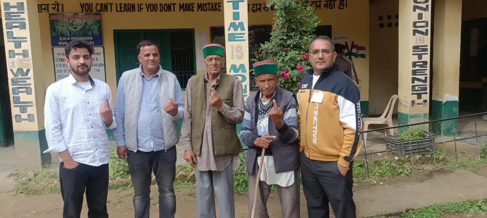 हिमाचल की 1189 पंचायतों में दो घंटे में 20% मतदान, 101 वर्षीय बुजुर्ग ने परिवार की चार पीढ़ियों संग डाला वोट