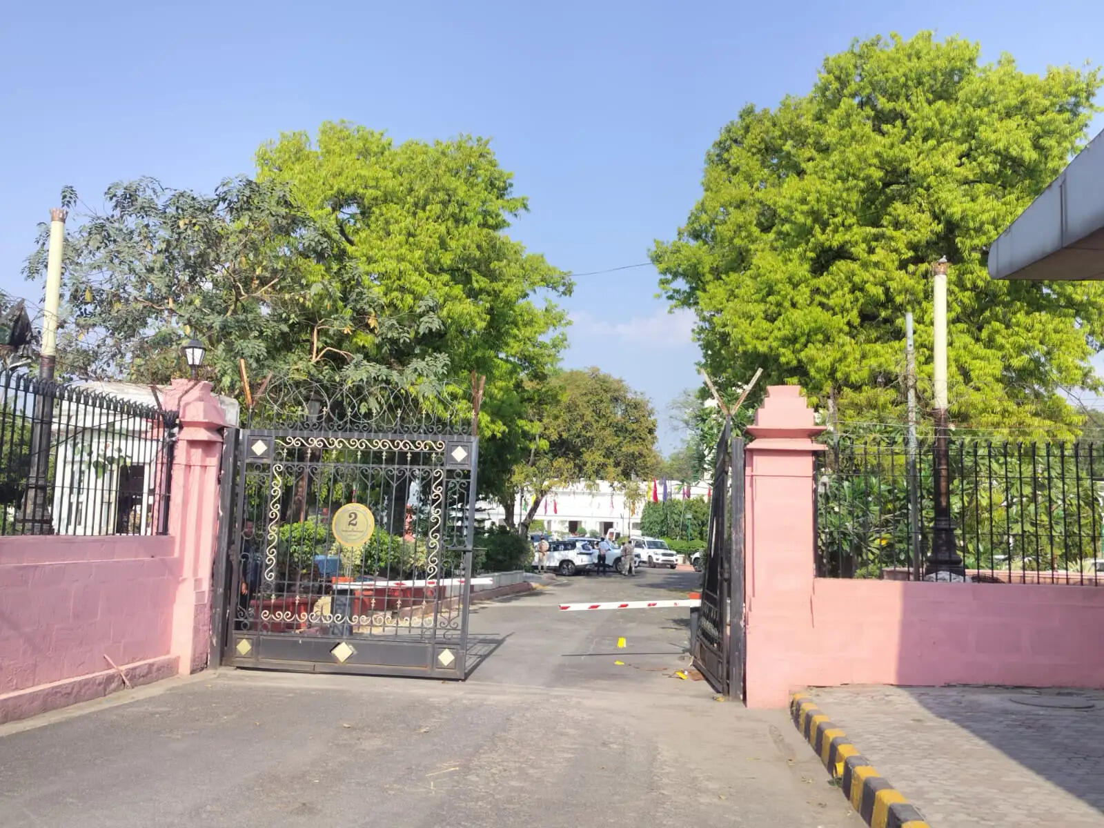 दिल्ली विधानसभा की सुरक्षा में बड़ी चूक, बैरियर तोड़कर कार अंदर घुसी, आरोपी फरार