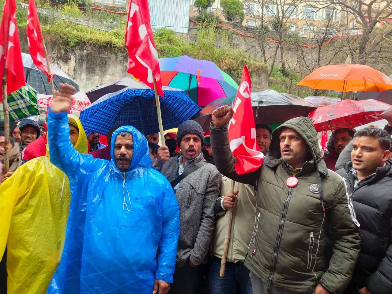 बारिश में भी डटे रहे एंबुलेंस कर्मचारी, तीसरे दिन हड़ताल से सेवाएं प्रभावित