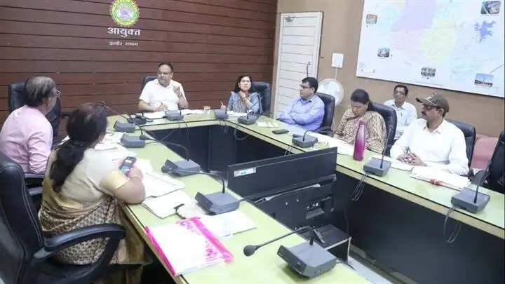 इंदौरः संभागायुक्त ने पहली बैठक में विभागीय व्यवस्थाओं को सुदृढ़ करने की हिदायत
