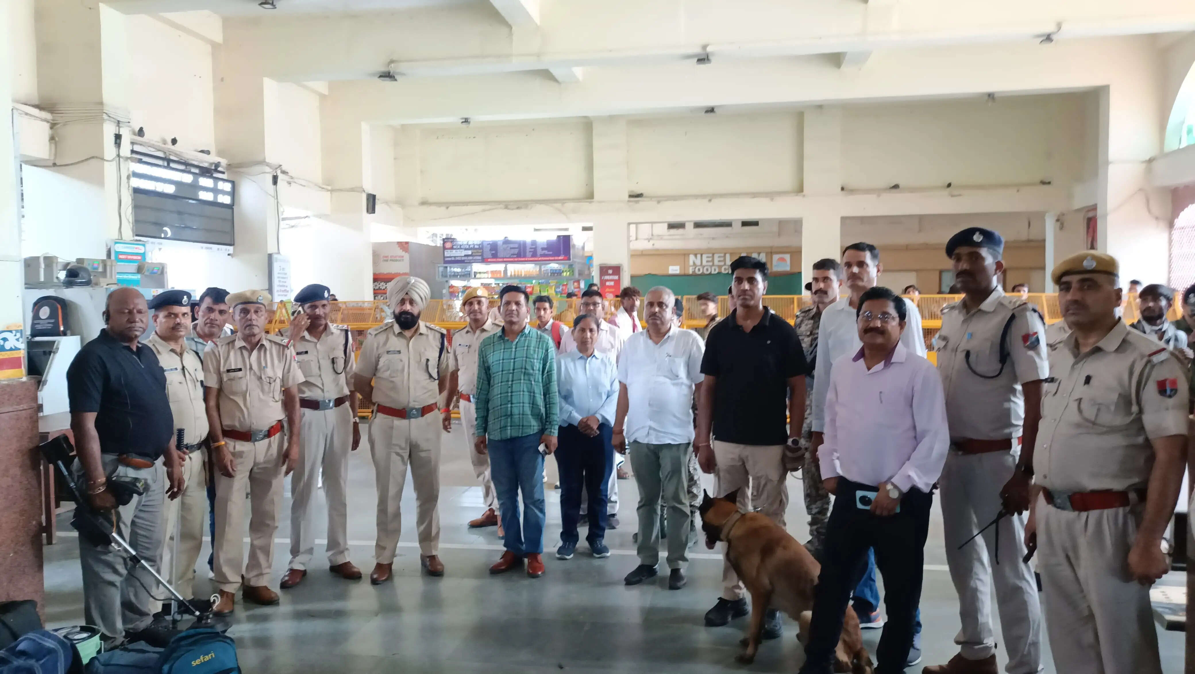 कोटा स्टेशन पर कड़ी सुरक्षा जांच&nbsp;:&nbsp;एंटी बम स्क्वाड, आरपीएफ और जीआरपी ने स्टेशन, प्लेटफॉर्म, वेटिंग हॉल सहित संवेदनशील स्थानों की सघन जांच