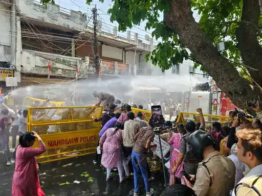 मप्र:&nbsp;नामांकन निरस्त&nbsp;मामले&nbsp;काे&nbsp;लेकर मंदसौर में बवाल, कांग्रेसियों पर पानी की बौछार- लाठीचार्ज, कई कार्यकर्ता हिरासत में