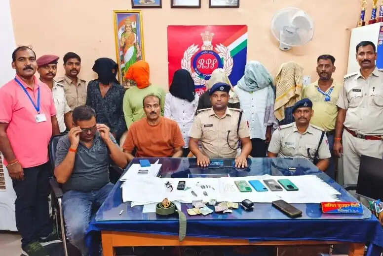 त्योहारी सीजन में यात्रियों को लूटने वाले अंतरजिला गिरोह का पर्दाफाश, खगड़िया के 6 शातिर गिरफ्तार