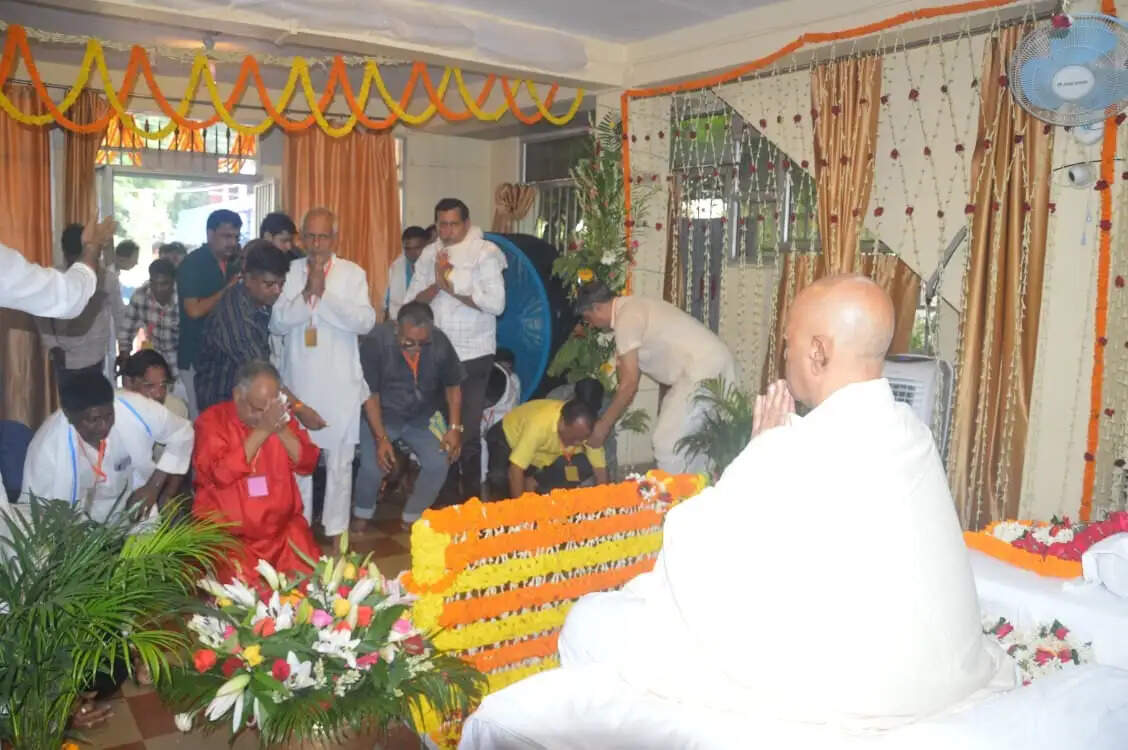 गुरू पूर्णिमा पर्व पर बाबा विश्वनाथ की नगरी गुरू की आराधना में लीन, मठों-आश्रमों में आस्था उफान पर