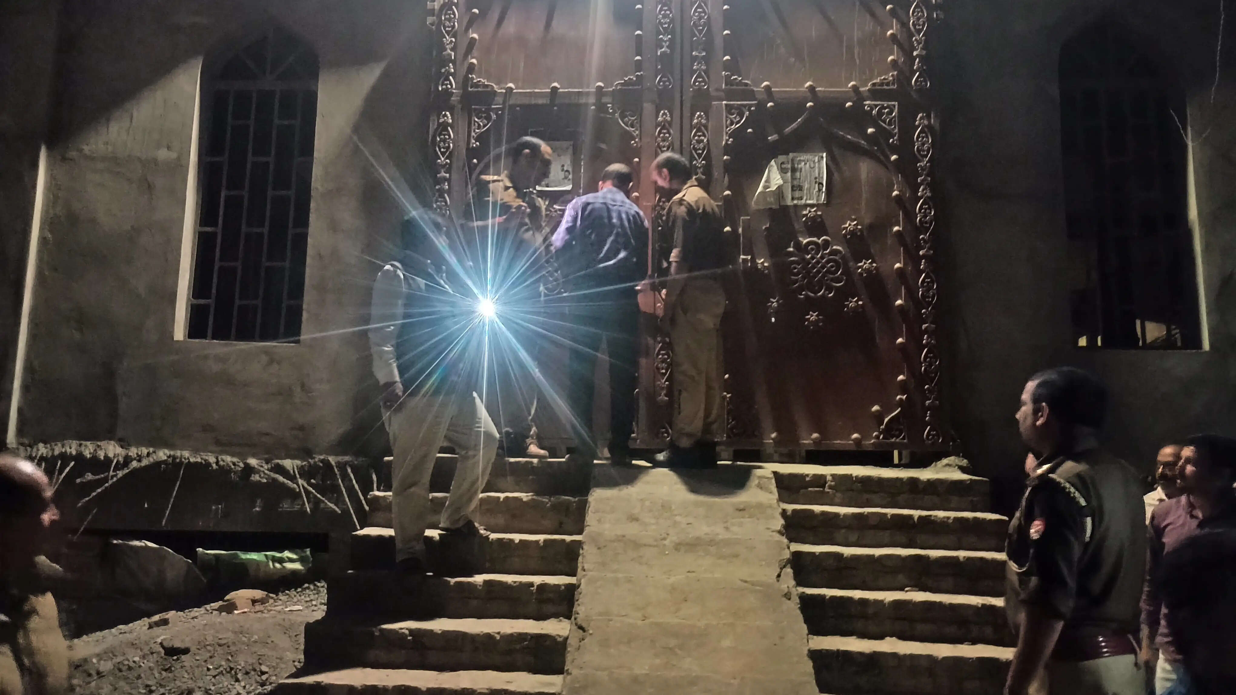 होली के दिन इमामबाड़े में तोड़फोड़, ताला तोड़कर घुसे अराजक तत्व