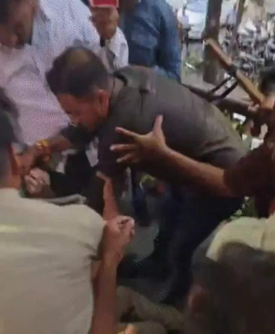 नासीरनगर ‘भूतिया डिमोलिशन’ विवाद : सवालों से बचते दिखे नगर आयुक्त, मीडिया से धक्कामुक्की का आरोप