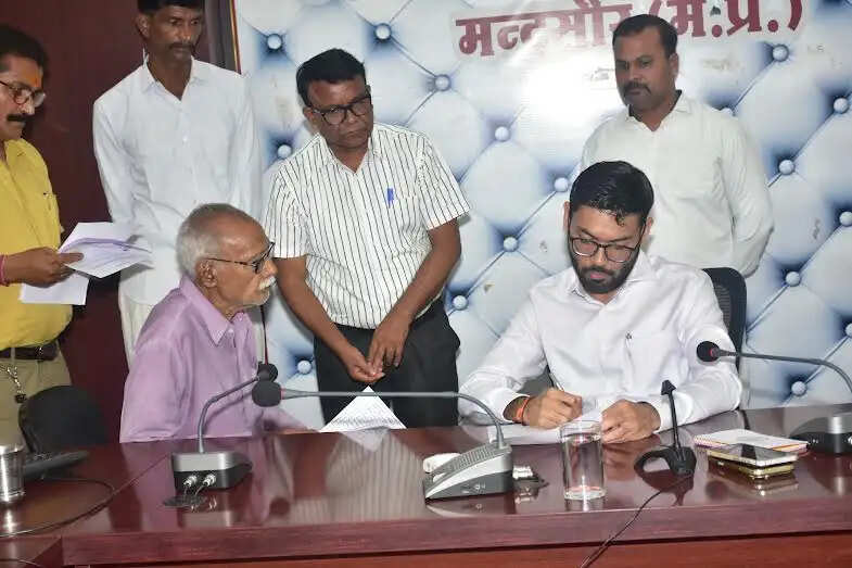 मंदसौरः जनसुनवाई में कलेक्टर दिव्यांक सिंह ने सुनी 152 आवेदकों की समस्याएं