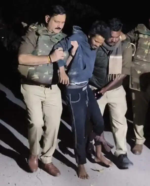 आज़मगढ़ में दो मुठभेड़ में 2 घायल गोतस्कर समेत चार गिरफ्तार