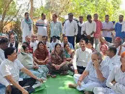 नरसिंहपुर: भाजपा नेता&nbsp;से मारपीट के मामले में कांग्रेस&nbsp;का&nbsp;विरोध प्रदर्शन, गिरफ्तारी न होने पर पुलिस पर सवाल