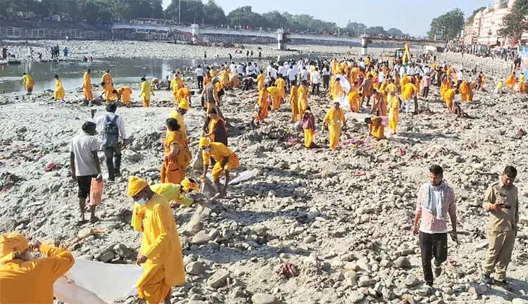 हर की पैड़ी पर शांतिकुंज के 200 से अधिक स्वयंसेवकों ने चलाया गंगा स्वच्छता अभियान