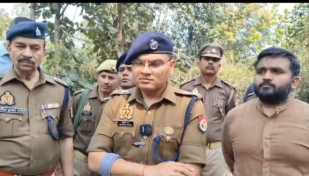 सोनभद्र में मिट्टी का टीला ढहा, मलबे में दबकर तीन महिलाओं की मौत व दाे घायल