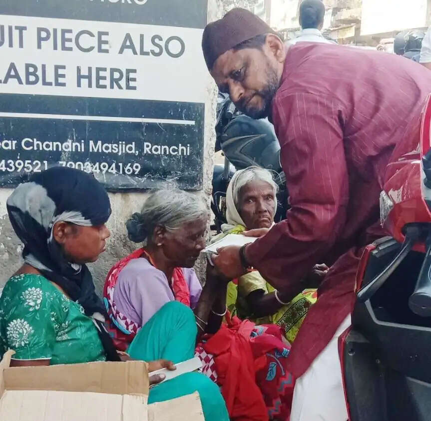 मोहर्रम पर जरूरतमंदों के बीच भोजन और शरबत वितरण