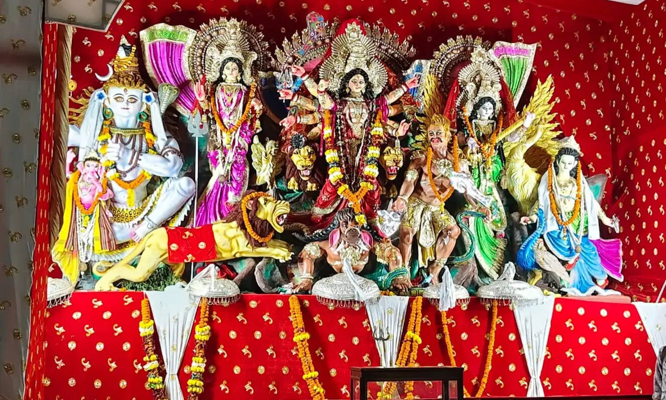 सुलतानपुर का ऐतिहासिक दुर्गापूजा महोत्सव दशहरे से शुरू, समितियों में कई मुस्लिम सदस्य भी