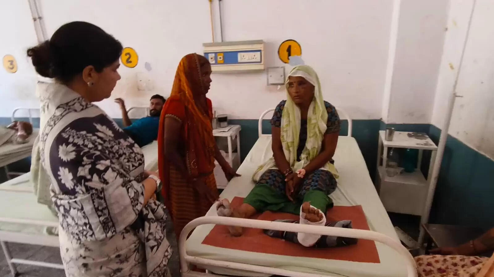 राज्य महिला आयोग की उपाध्यक्ष चारु चौधरी ने जिला अस्पताल में मिली खामियों पर लगाई फटकार