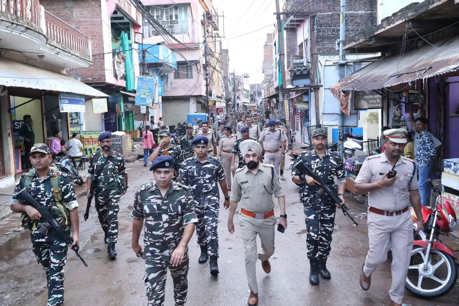 विधानसभा उपचुनाव: सीआरपीएफ और पुलिस ने दतिया शहर में निकाला फ्लैग मार्च