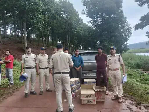 अनूपपुर: कार से गांव के रास्ते ले जाई जा रही 97 लीटर अवैध शराब जब्त, दाे तस्कर गिरफ्तार