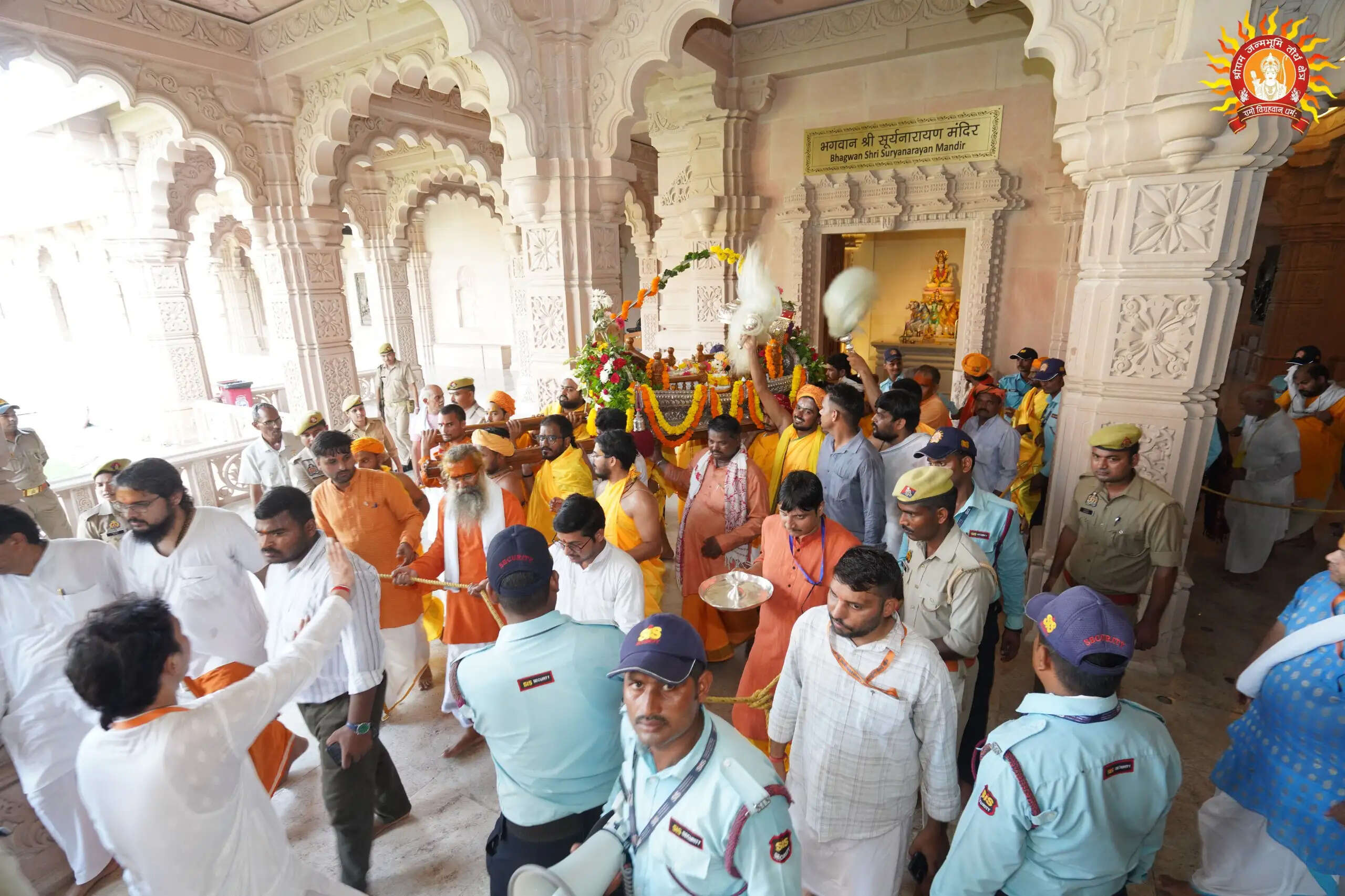 श्री राम जन्मभूमि में चांदी के झूले में विराजमान हुए रामलला, भाव-विभोर हुए श्रद्धालु