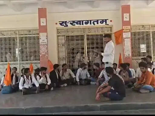 अनूपपुर: एबीवीपी ने बिजुरी कॉलेज में तालाबंद कर किया प्रदर्शन, प्राचार्य पर भ्रष्टाचार, उदासीनता का आरोप