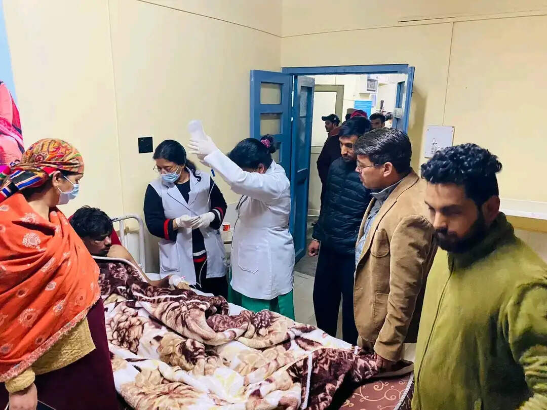 अपडेट: बंजार पर्यटक सड़क हादसे में 4 की मौत, 19 घायल