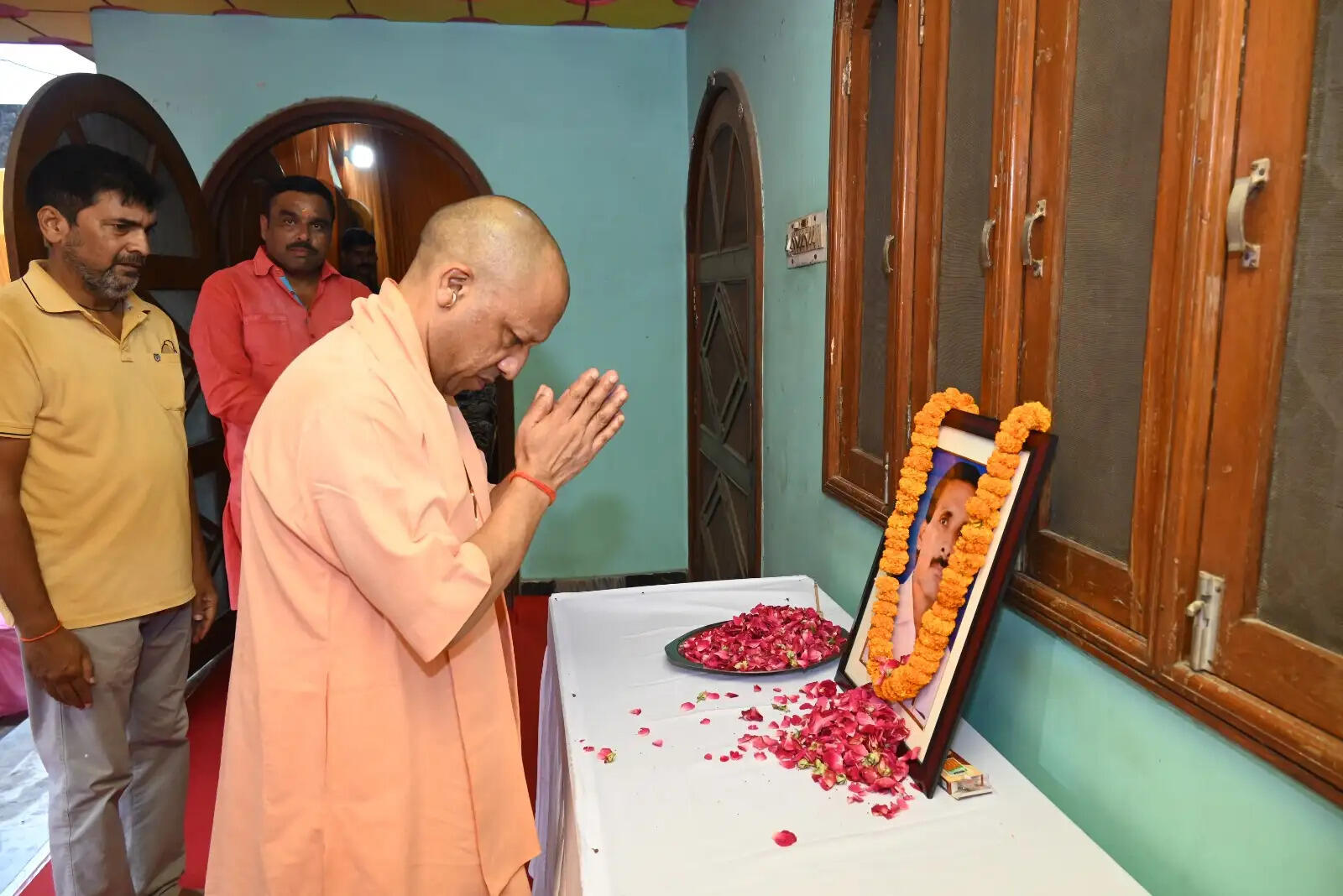 मुख्यमंत्री योगी ने दिवंगत अधिवक्ताओं के परिवार को दिया आर्थिक संबल