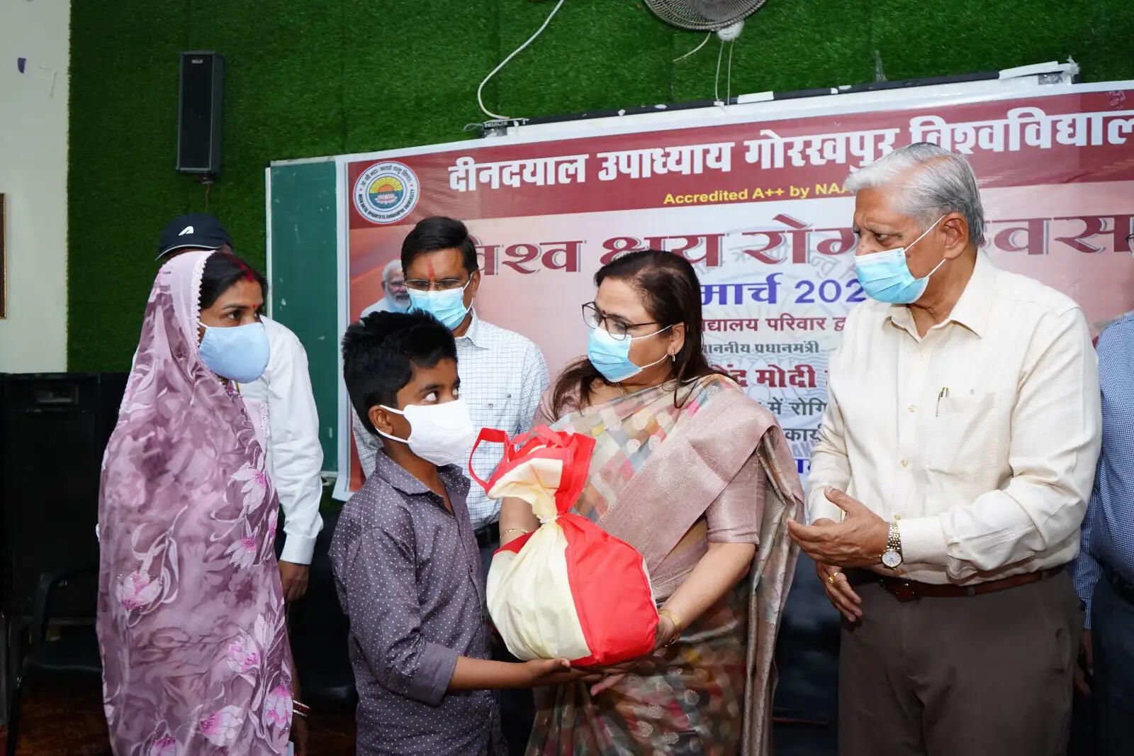 विश्व क्षय रोग दिवस पर डीडीयू विश्वविद्यालय की अनूठी पहल, मरीजों को दी गईं प्रोटीन युक्त पोषण पोटलियां