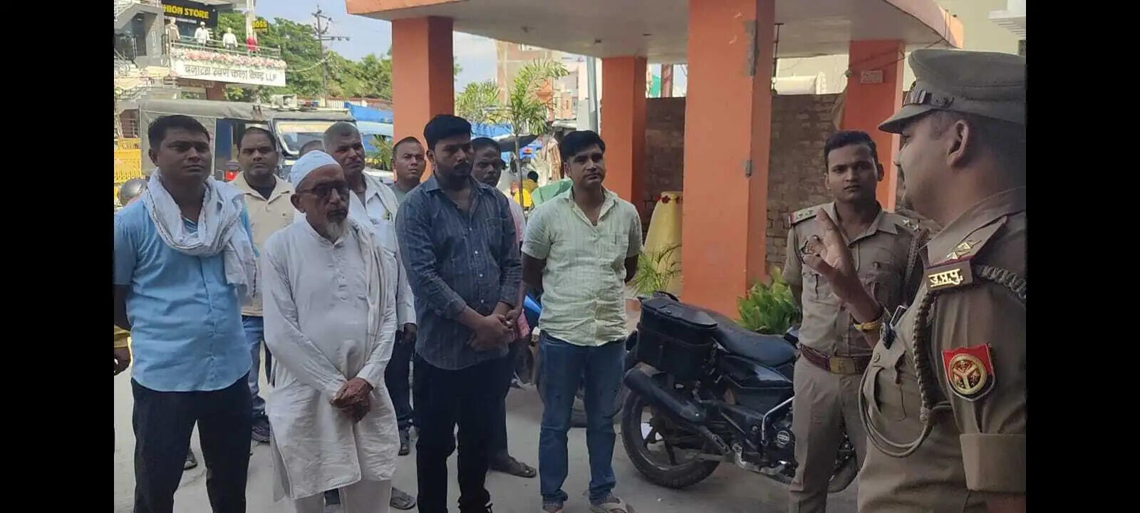 वाराणसी के थाना लोहता परिसर में हिस्ट्रीशीटरों की हुई परेड, दिलाया गया संकल्प