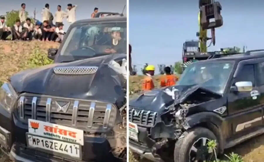 छतरपुर फोरलेन पर भीषण हादसा, 'सांसद प्रतिनिधि' लिखी स्कॉर्पियो ने टैक्सी को मारी टक्कर, एक युवक की मौत