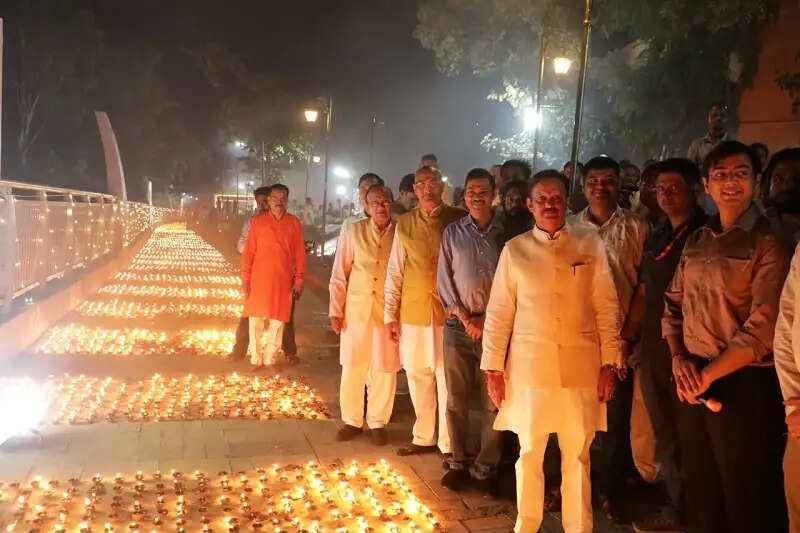 रीवाः सेवा संकल्प अभियान में आशीर्वाद के 51 हजार दीपों से जगमगाया पचमठा