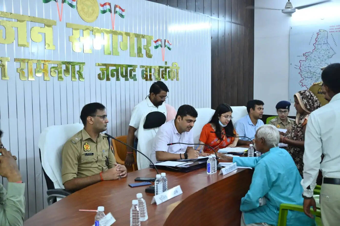 जिले की रामनगर तहसील में डीएम ने सुनीं फरियादें, मौके पर सुधरवाई खतौनी की त्रुटियां