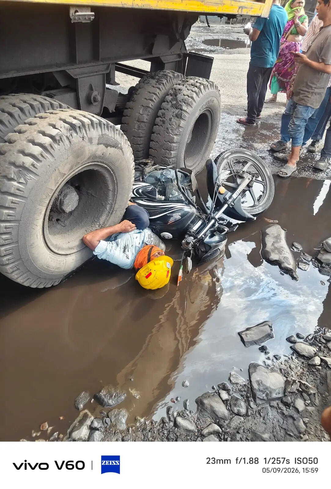 कुसमुंडा में सड़क के गड्ढे बने जानलेवा, ट्रेलर की चपेट में आने से एसईसीएल कर्मी की मौत