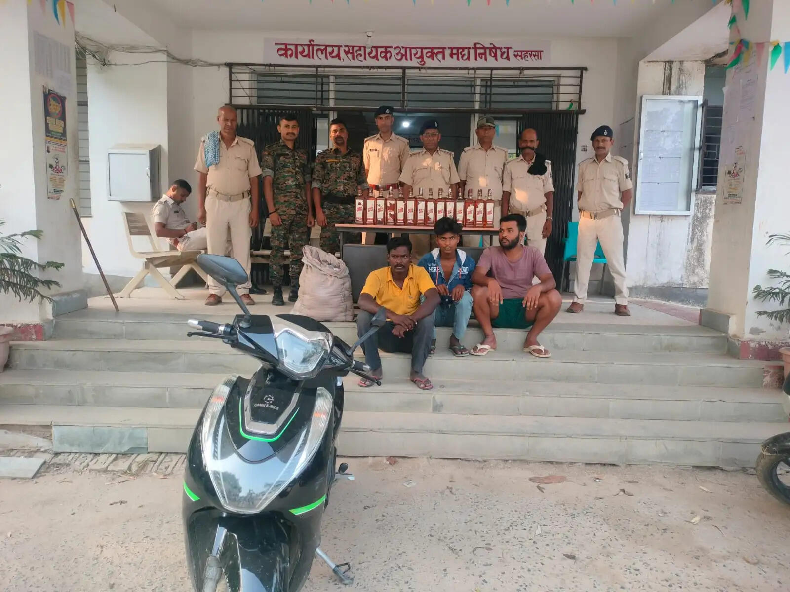 मद्य निषेध एवं उत्पाद विभाग द्वारा चार शराब कारोबारी गिरफ्तार,भारी मात्रा में विदेशी शराब एवं कफ सिरफ बरामद