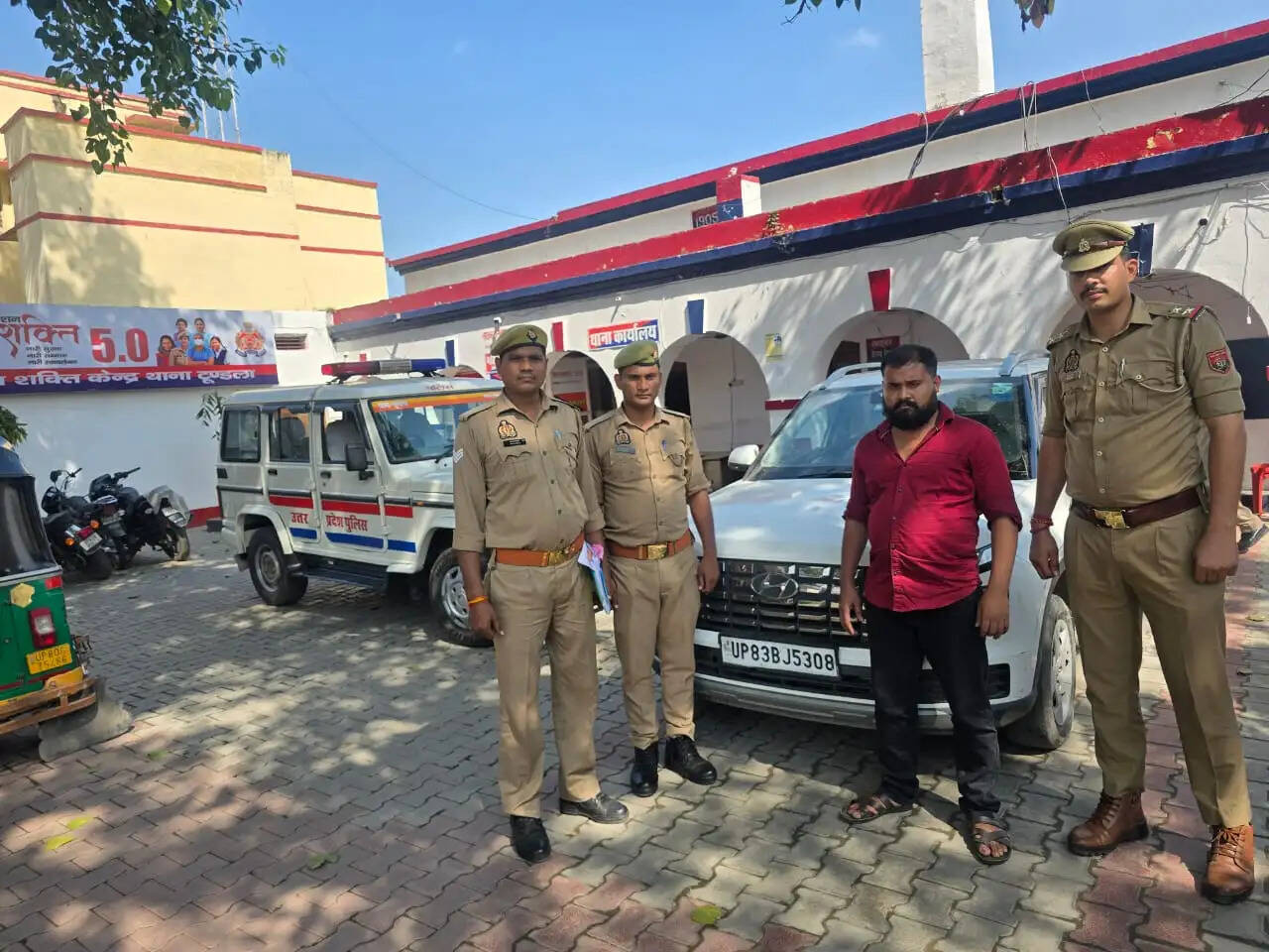 हाइवे पर चलती कार में स्टंटबाजी और रील वायरल होना पड़ी भारी, गाड़ी मालिक गिरफ्तार, गाड़ी सीज