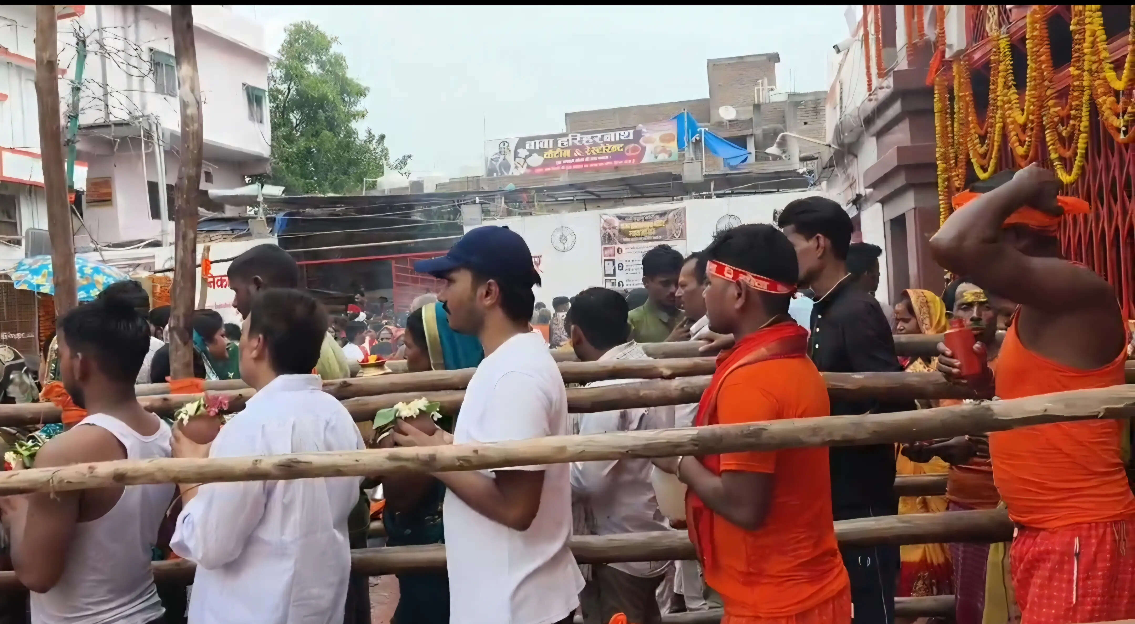 सारण में श्रावण की दूसरी सोमवारी पर शिवालयों में उमड़ा आस्था का जनसैलाब