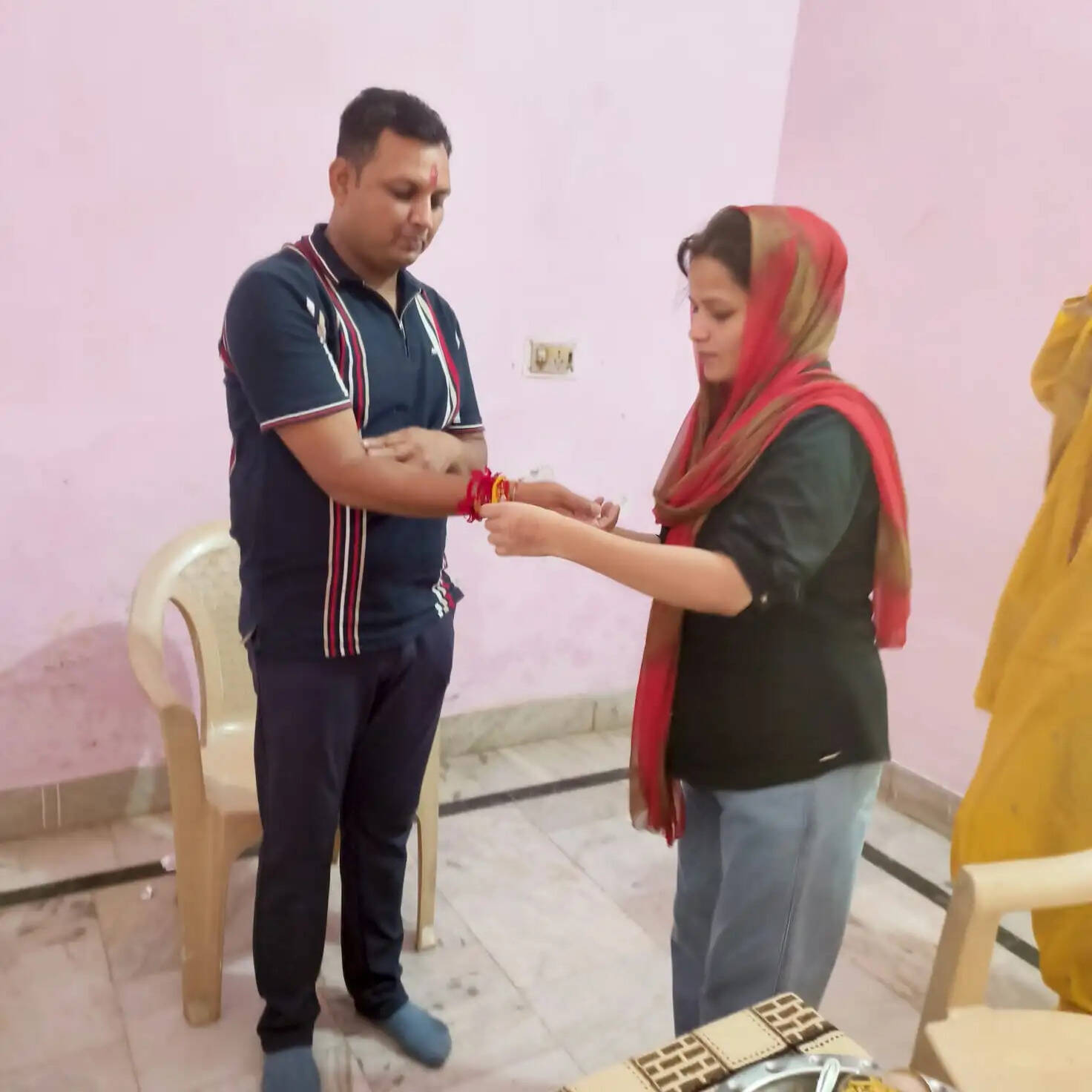 विहिप-बजरंग दल के पदाधिकारियों ने हिमांशु ठाकुर की बहनों से बंधवाई राखी