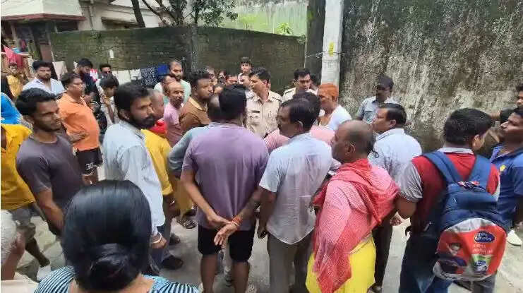 कचरा फेंकने के विवाद में युवक पर चाकू से हमला, घायल