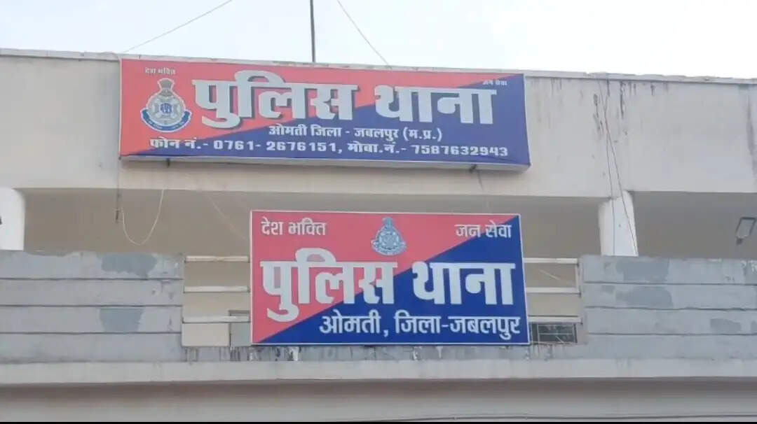 जबलपुर कलेक्ट्रेट में अंतरधार्मिक विवाह को लेकर हंगामा, हिंदू धर्म सेना का प्रदर्शन