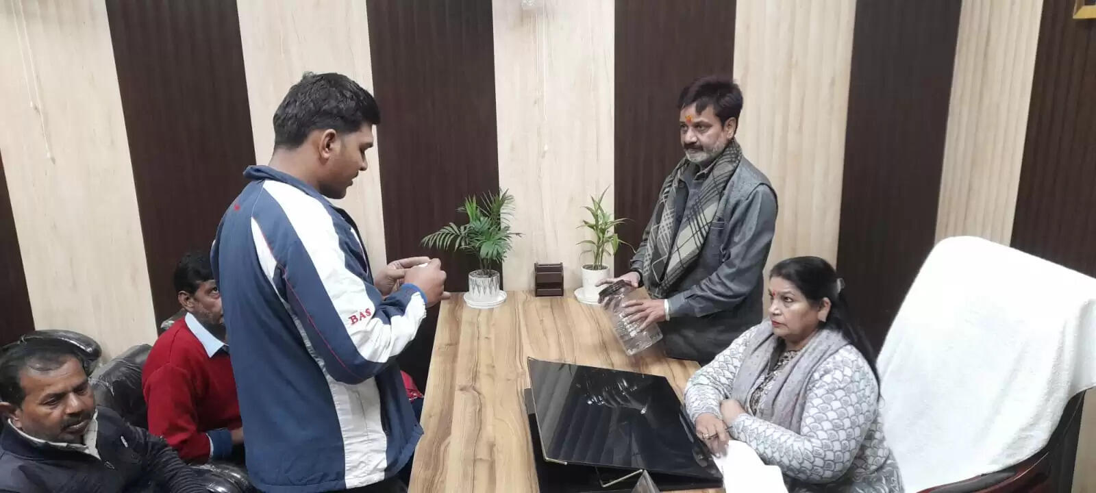 दस लाभार्थिओं को लकी ड्रा से मिली दुकानें